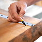 Mètre ruban flexible avec marqueur jaune pour tracer une ligne précise sur bois