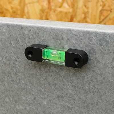 Niveau à bulle magnétique noir et vert posé sur surface - fiole horizontale précision mesure alignement
