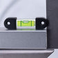 Niveau à bulle magnétique noir vert posé sur règle graduée métallique - outil mesure précision professionnelle
