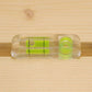 Niveau à bulle transparent 3 fioles vertes posé sur surface bois - outil alignement horizontal vertical 45°
