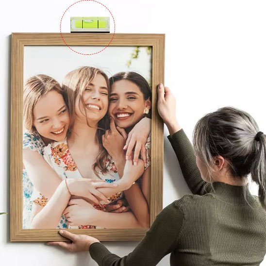 Installation précise de cadre photo avec porte-clés niveau à bulle compact