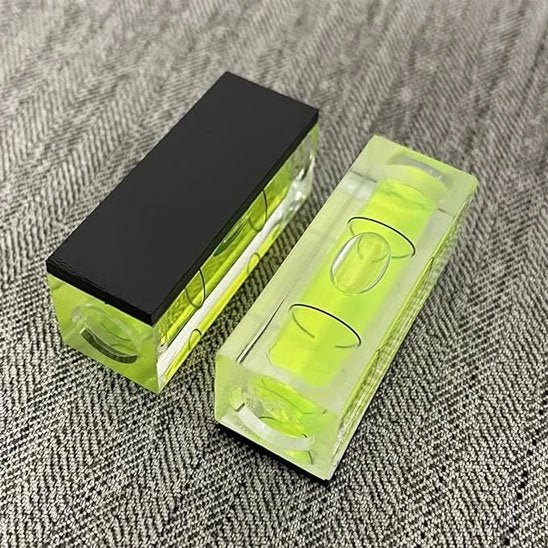 Niveau à bulle vert avec fiole de précision - vue produit sur textile avec aimant
