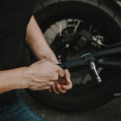 Mécanicien utilisant une clé à douille professionnelle pour réparer un moteur de voiture
