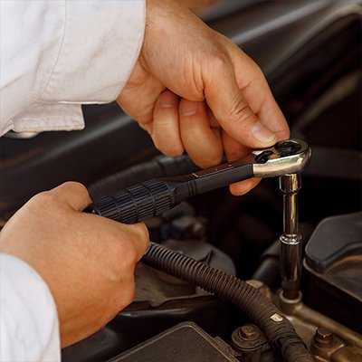 Clé à douille chromée avec rallonge et douilles métriques pour réparation automobile
