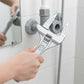 Clé à molette utilisée sur une tuyauterie de salle de bain