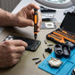 Démontage de smartphone avec tournevis de précision et coffret d'embouts
