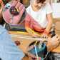 Père et enfant mesurant une planche avec un mètre-ruban miniature porte-clés 1m – usage familial