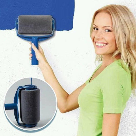 Femme souriante utilisant un rouleau de peinture à réservoir intégré bleu sur un mur blanc