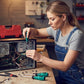 Femme utilisant un tournevis cruciforme pour réparer un ordinateur
