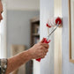 Homme peignant un encadrement de porte avec un rouleau peinture compact 4 pouces
