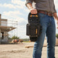 Homme tenant une porte-outils ceinture ProSecure sur un chantier de construction
