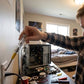 Homme testant une prise électrique avec un tournevis testeur LED allumée