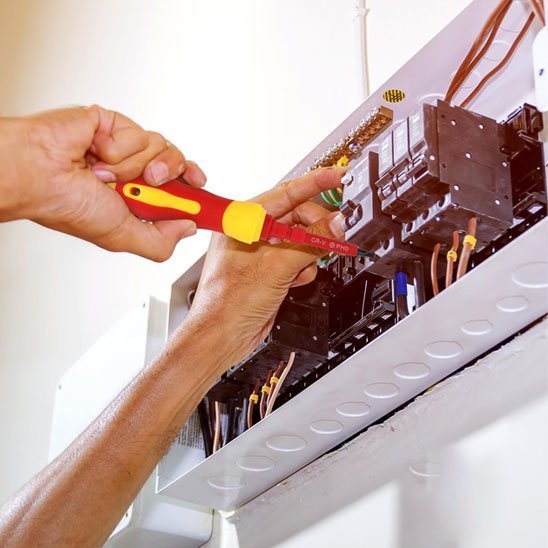 Tournevis isolé professionnel avec manche ergonomique rouge et jaune certifié VDE 1000V