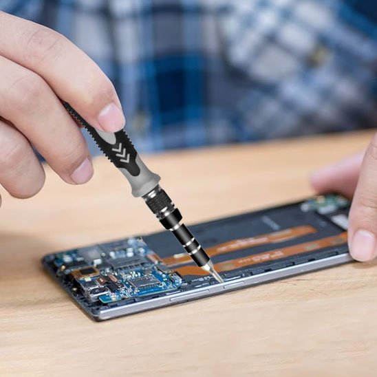 Kit tournevis précision en utilisation - réparation smartphone et appareils électroniques