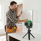 Professionnel avec ceinture outils et niveau laser): "Artisan professionnel avec ceinture outils utilisant niveau laser vert 360° - travaux menuiserie précision