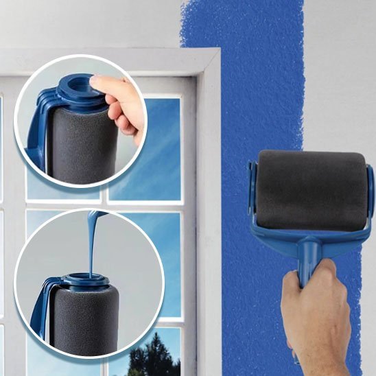 Main tenant un rouleau de peinture à réservoir pour peindre un mur intérieur en bleu