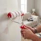 Mains tenant un rouleau peinture professionnel pour peindre un mur de salon