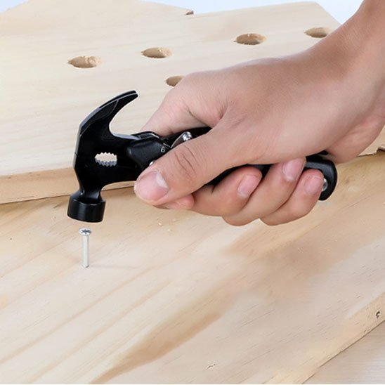 Gros plan sur la tête de marteau et l'arrache-clous du marteau multifonction professionnel