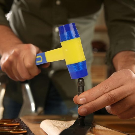 Marteau à double tête utilisé pour travaux de précision et assemblage menuiserie atelier
