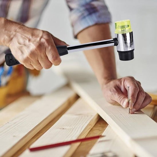 Gros plan sur les têtes interchangeables du marteau de précision - revêtement en caoutchouc doux pour travaux délicats