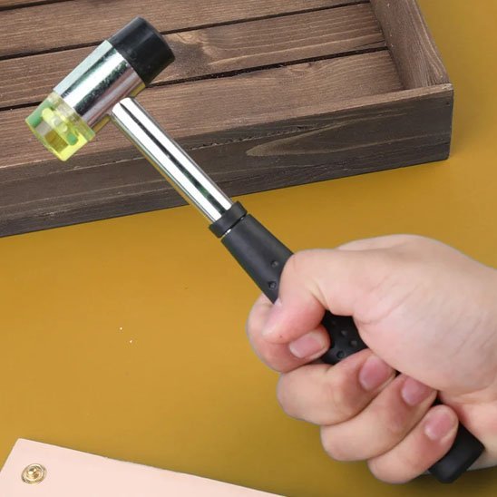 Détail du manche antidérapant du marteau double tête - prise en main ergonomique pour bricolage de précision