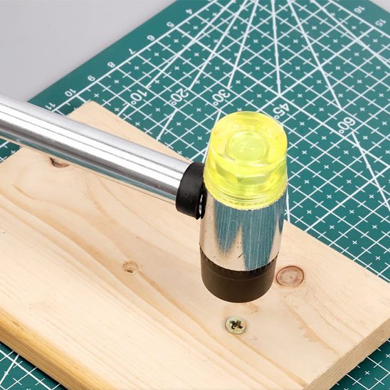 Marteau professionnel à deux têtes en position d'utilisation - outil polyvalent pour loisirs créatifs et DIY