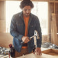 Artisan tenant un marteau à griffes magnétiques avec manche antidérapant - Outil de bricolage professionnel