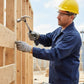 Charpentier professionnel utilisant un marteau sur chantier de construction - Acier trempé haute résistance