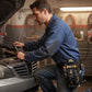 Mécanicien travaillant sur un moteur avec porte-outils ceinture à la ceinture