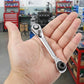 Mini clé à cliquet ergonomique utilisée dans un atelier professionnel
