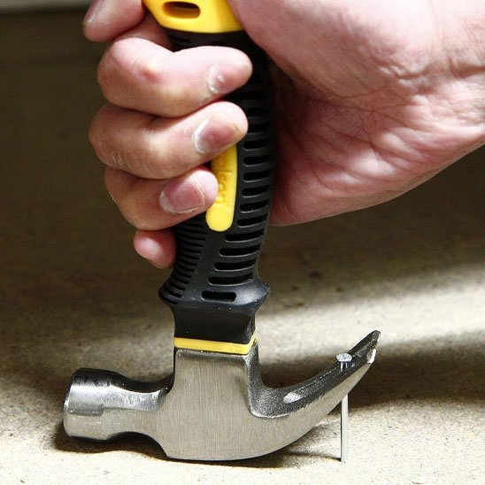 Démonstration de la prise en main ergonomique du marteau arrache-clou avec poignée antidérapante