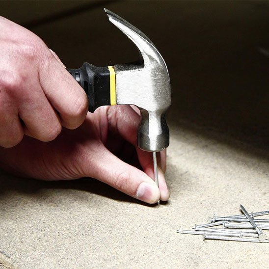 Utilisation du marteau arrache-clou pour enfoncer des clous avec précision - Outil de bricolage professionnel