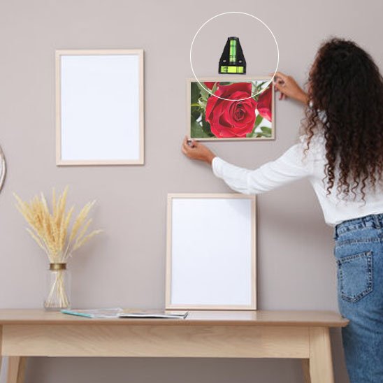 Niveau à bulle triangle posé sur cadre photo rose - alignement parfait pour accrochage mural