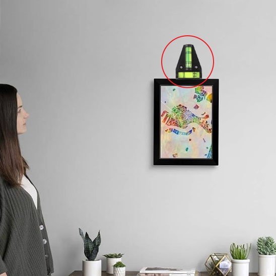 Niveau à bulle triangle vert sur cadre noir - vérification horizontalité pour décoration murale