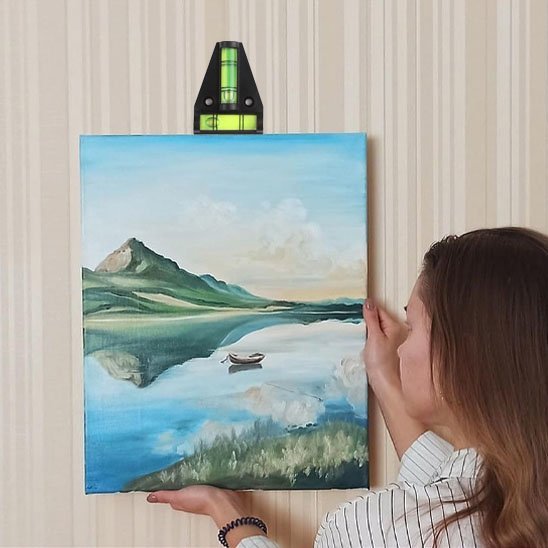 Main tenant niveau à bulle triangulaire pour alignement tableau - outil compact accrochage