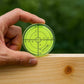 Bulle à niveau circulaire verte tenue à la main - lecture facile 360 degrés pour bricoleur