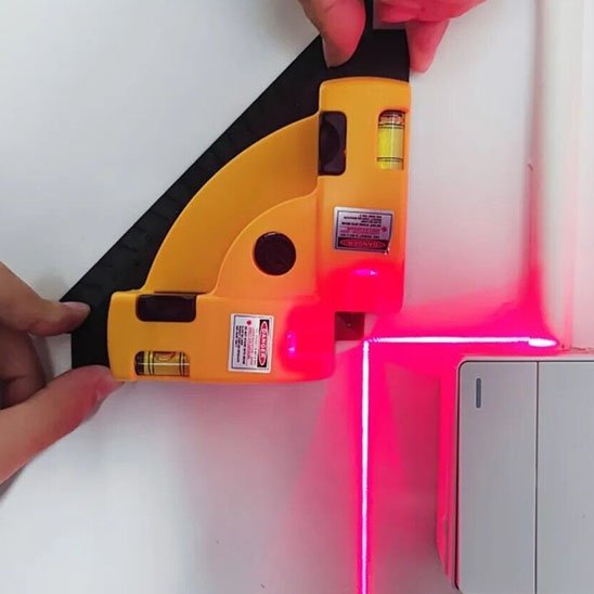 Niveau laser angle 90 degrés en action - projection croix rouge horizontale et verticale sur mur
