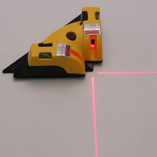 Niveau laser d'angle posé sur surface - projection lignes perpendiculaires précises
