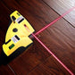 Niveau laser angle droit sur plancher bois - projection croix laser pour carrelage et menuiserie