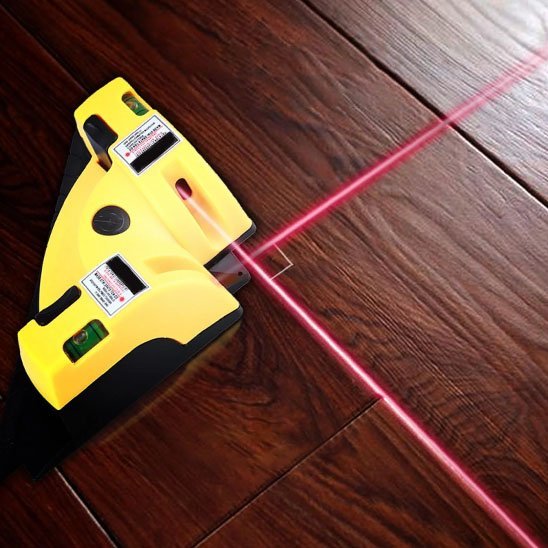 Niveau laser angle droit sur plancher bois - projection croix laser pour carrelage et menuiserie