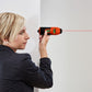 Femme utilisant niveau laser pour alignement mural - travaux de précision
