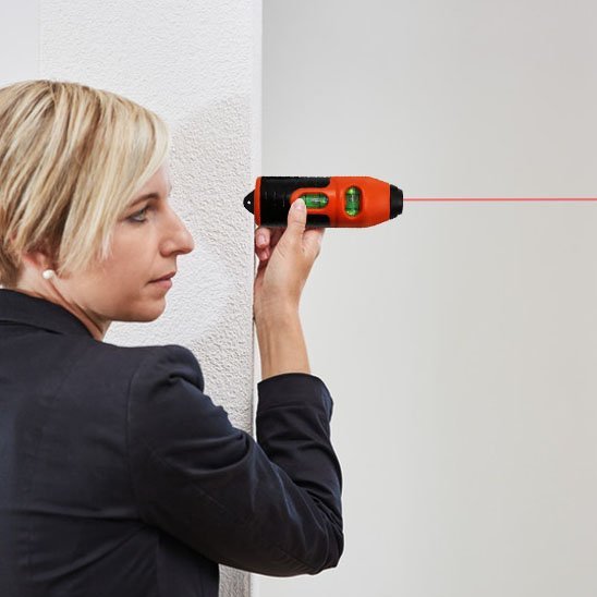 Femme utilisant niveau laser pour alignement mural - travaux de précision