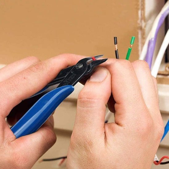 Pince à sertir pour connecteurs électriques et création de bijoux