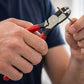 Gros plan sur une pince coupante haute précision à poignées rouges tenue en main, montrant la qualité de fabrication professionnelle
