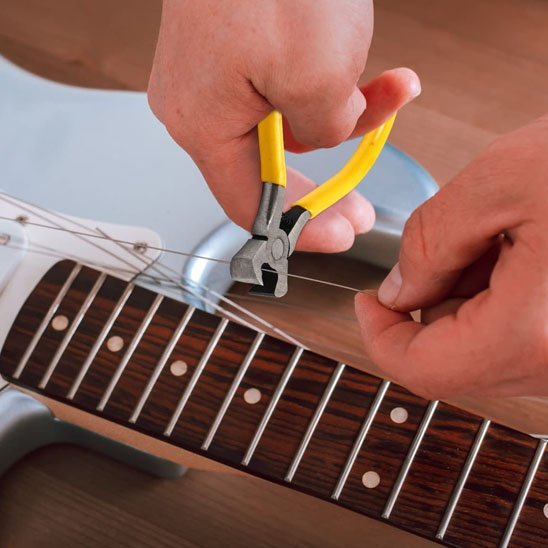Utilisation pince coupante ergonomique pour couper corde guitare acoustique - outil changement cordes luthier amateur