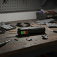 Pistolet à souder professionnel posé sur un établi d'atelier