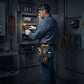 Professionnel du bâtiment travaillant sur une installation électrique avec porte-outils ceinture

