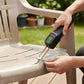 Réparation d'une chaise de jardin en plastique avec pistolet à souder