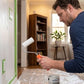 Rouleau à peinture utilisé pour une finition précise près d'une fenêtre 