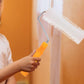 Rouleau peinture à picots blanc utilisé par une femme sur un mur intérieur